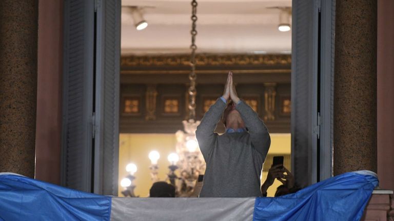 Emoción y arenga por parte de Mauricio Macri, desde el balcón de la Casa Rosada.