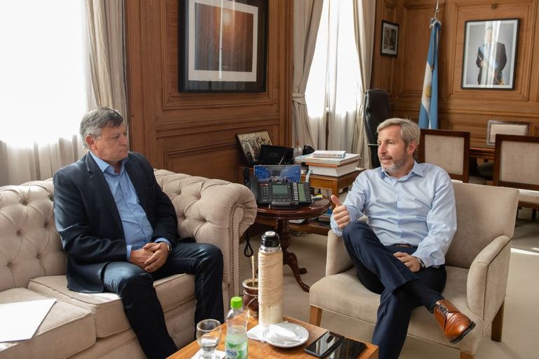Domingo Peppo y Rogelio Frigerio dialogan sobre el acuerdo.