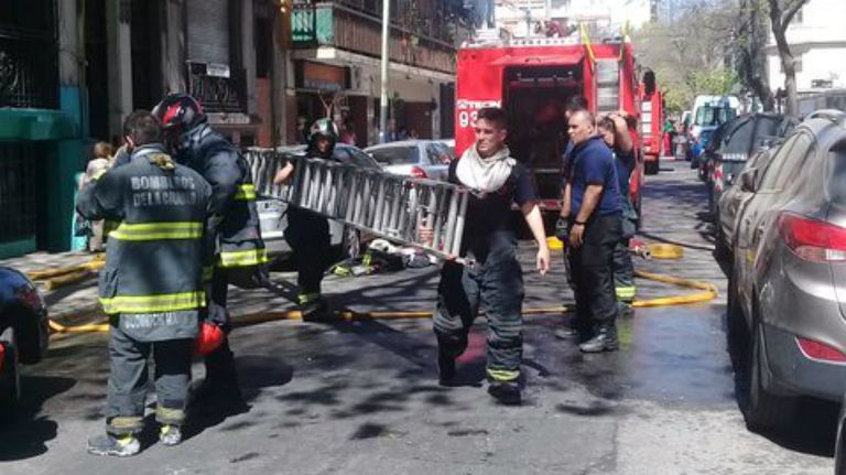 El incendio de un hotel familiar en Flores dejó grave saldo.
