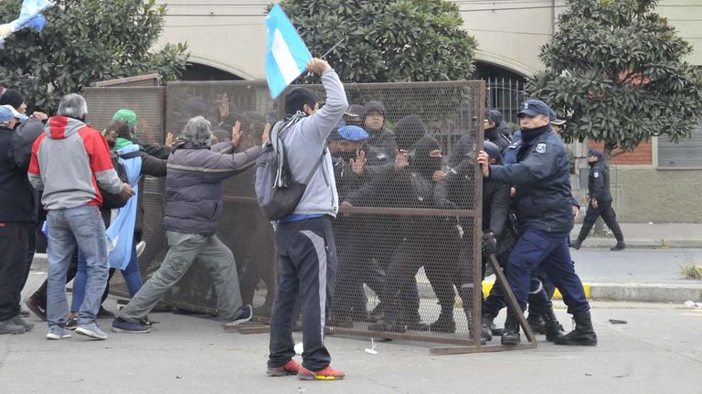 Disturbios frente a la legislatura en Jujuy