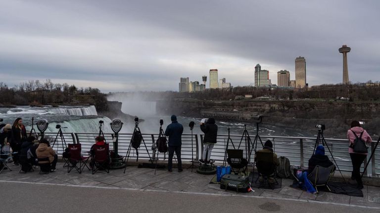 preparativos en las Cataratas del Niagara por el eclipse de sol