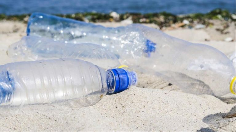 Botellas plásticas inundan costas de Centroamérica