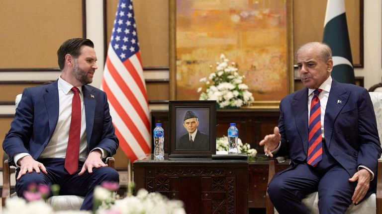 J. D. Vance en la reunión con la comitiva de Irán, en Islamabad, capital de Pakistán 11042026