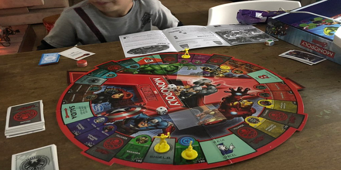 Con el corte de energía, chicos y grandes volvieron a los juegos de mesa para entretenerse