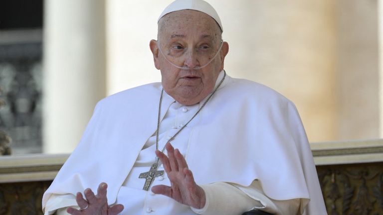 El papa Francisco apareció este domingo en la Plaza de San Pedro