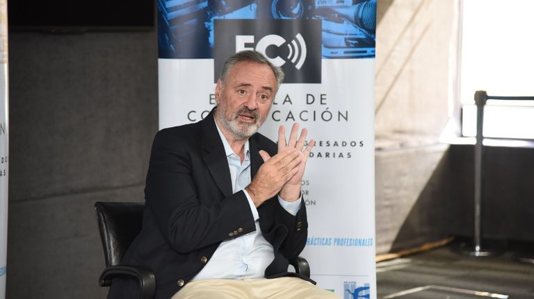 Joaquín de la Torre con estudiantes del Ciclo de Entrevistas de Escuela de Comunicación Perfil