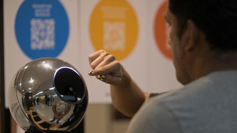 Un dispositivo de escaneo de datos biométricos a cambio de la criptomoneda Worldcoin en Buenos Aires
