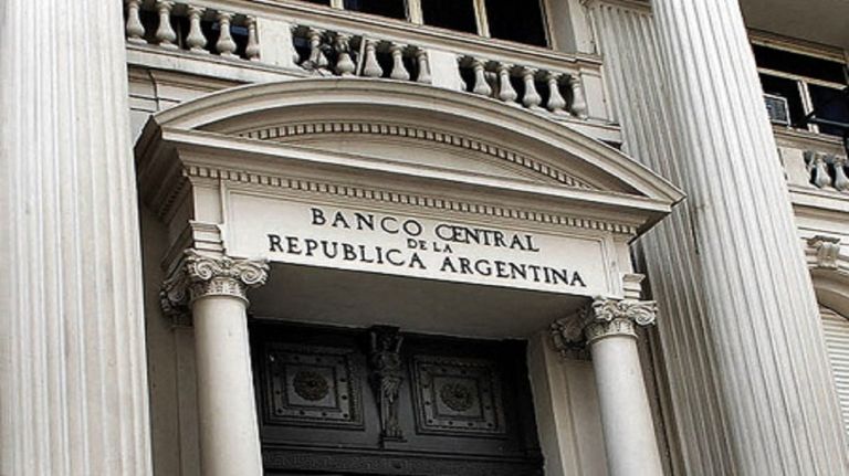 Mercado en alerta: excedente de pesos y presión al dólar en medio de incremento de tasas de interés
