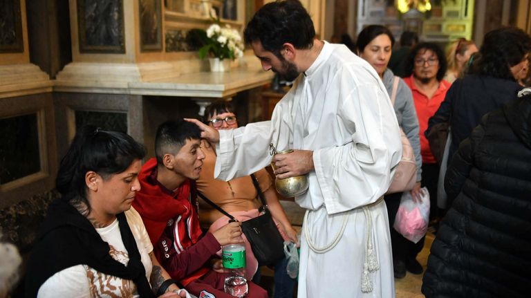 San Expedito recibió a miles de fieles en su Iglesia de Balvanera.