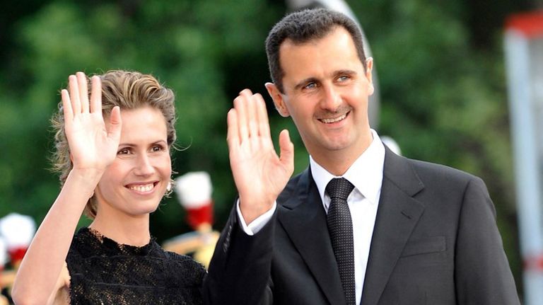 El derrocado líder sirio Bashar al-Assad y su esposa Asma, en una foto de un viaje a París hace unos años.