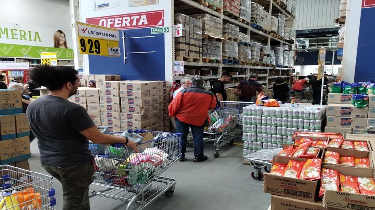 20231209 Filas en supermercados antes de la asunción de Milei