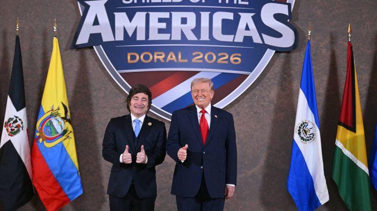 Javier Milei llegó a la Cumbre “Shield of the Americas” y fue reecibido por Donald Trump