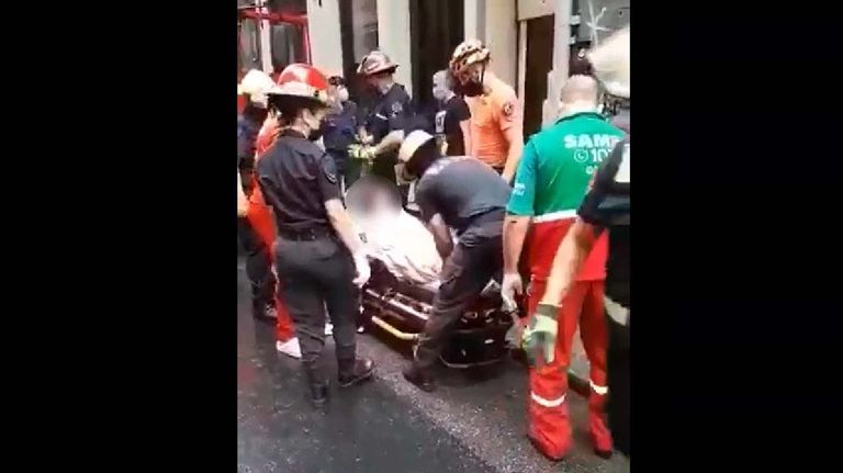 Agentes de la Policia de la Ciudad colaboran en un parto-20210119