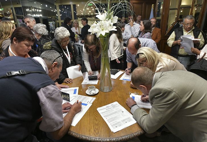 Claudio Avruj, en el momento de la realización de trámites migratorios junto a los familiares.