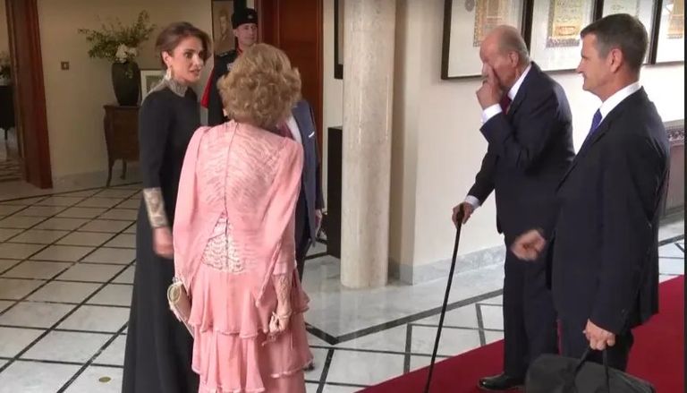 Con notable incomodidad, Los Reyes eméritos Sofía y Juan Carlos arribaron juntos a la boda real del año en Jordania