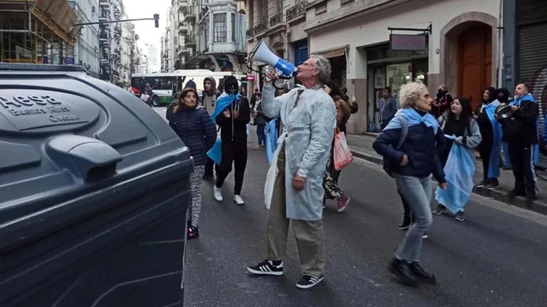 protesta frente al Instituto Patria 20220804