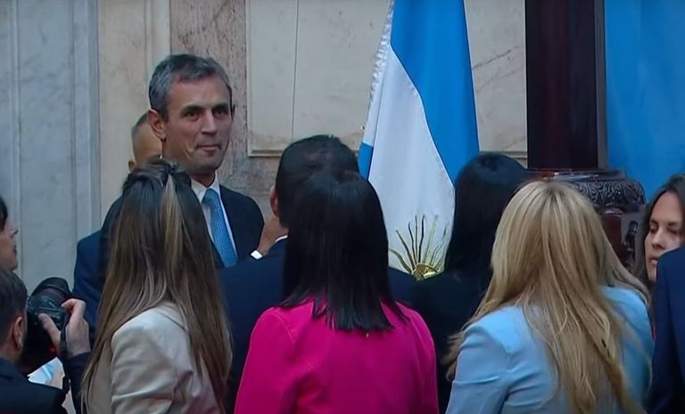 Martín Menem, titular de Diputados, iza la bandera en el inicio de la Asamblea Legislativa.