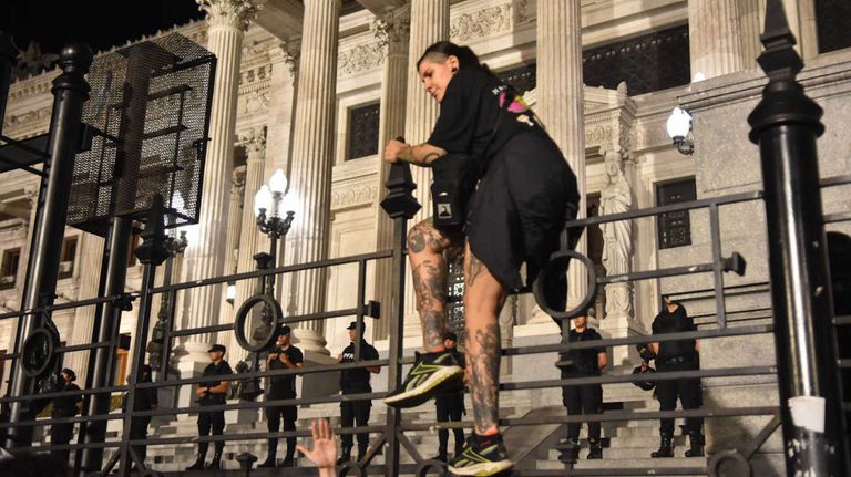 Cacerolazo y marcha en el Congreso 20231221