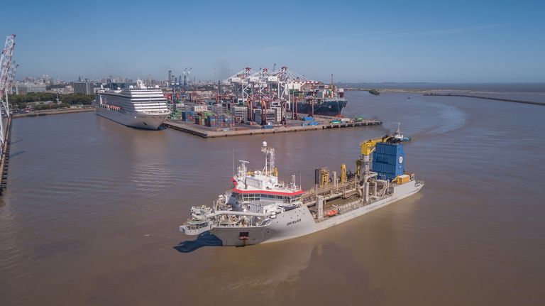 Draga Ortelius dragando en el Puerto de Buenos Aires