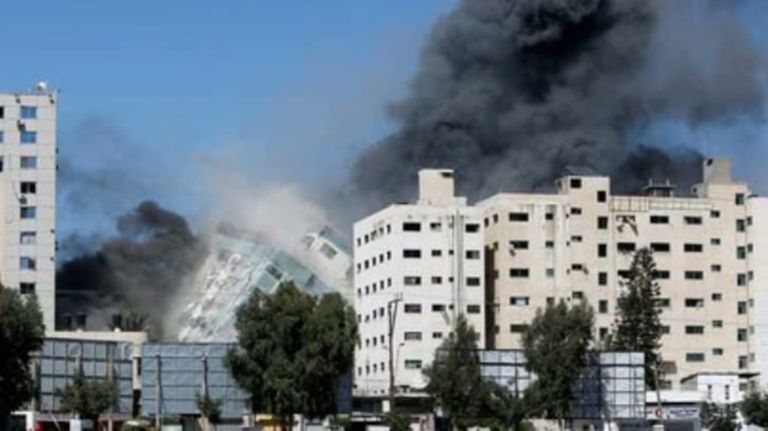 Misiles israelías destruyeron un edificio de prensa en Gaza