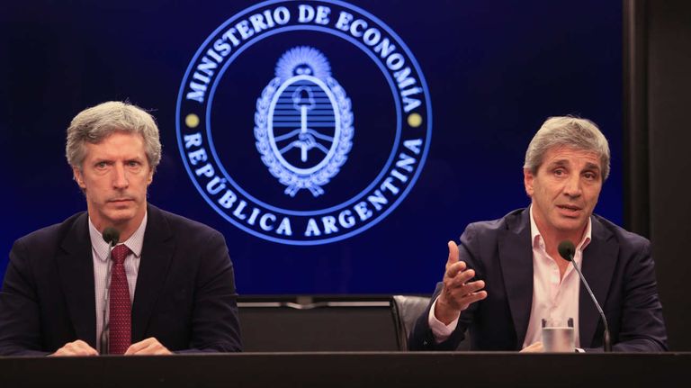 Luis Caputo, y el presidente del Banco Central, Santiago Bausili 20240110