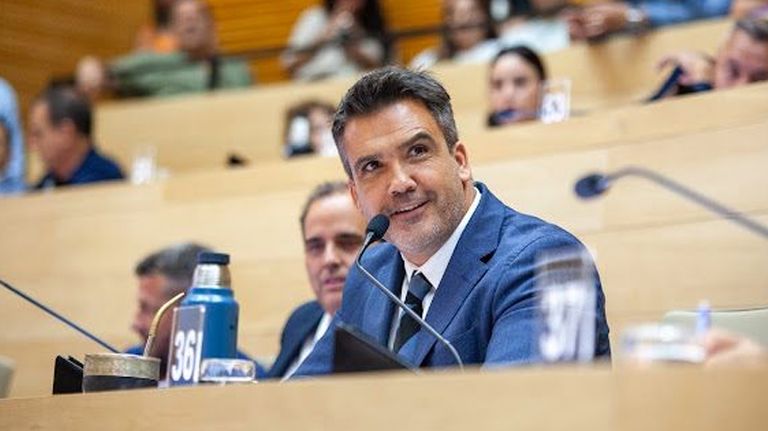 Facundo Torres junto a Llamosas en la Legislatura