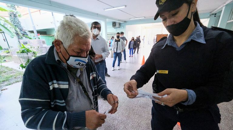 Aunque algunas mesas abrieron con demora, las elecciones se desarrollan con normalidad en Corrientes.