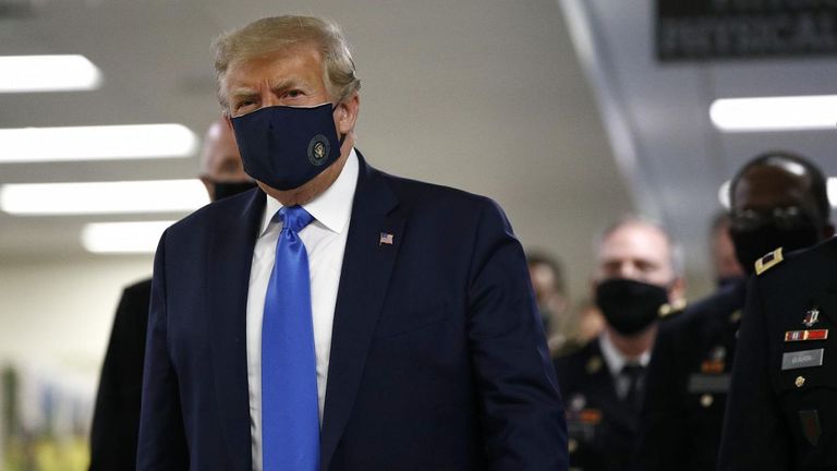 Una de las pocas imágenes de Trump con barbijo