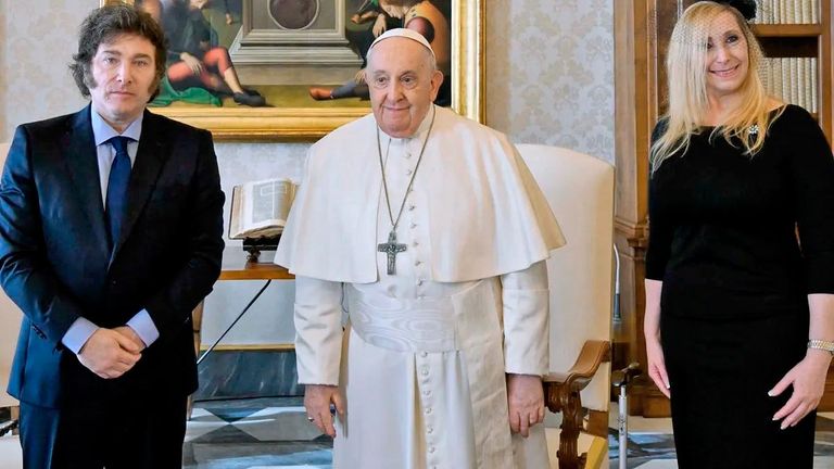 220425_milei_papa_francisco_karina_cedoc_g