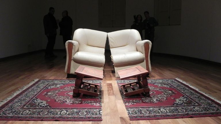Salon, obra del francés Pierre Ardouvin. Los conflictos salen a la luz.