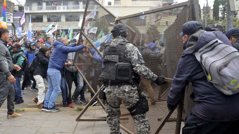 Disturbios frente a la legislatura en Jujuy