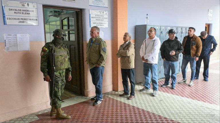 Ecuador votaron referéndum sobre regreso de bases militares extranjeras y nueva constitución