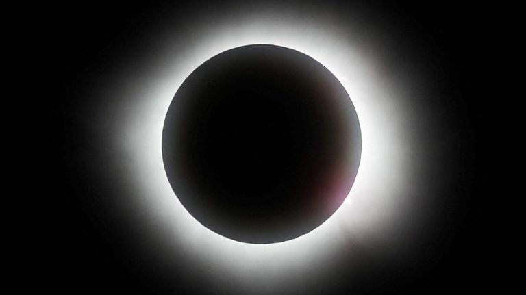 Un eclipse solar total es visto desde Mazatlán, México el 8 de abril de 2024.