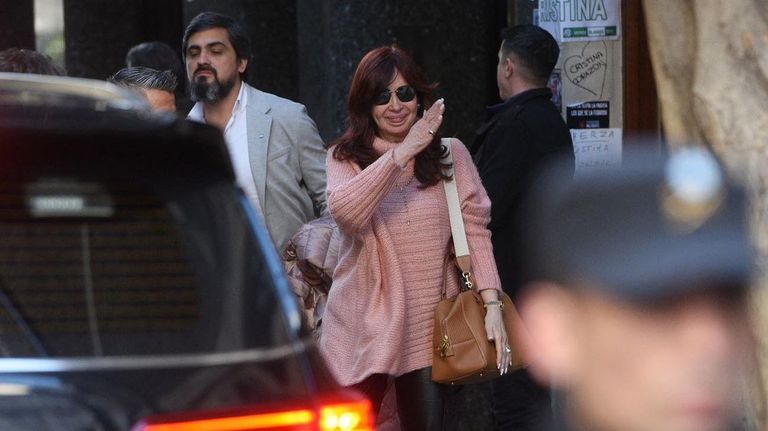 Cristina Fernández saliendo de su domicilio en Recoleta 20220902
