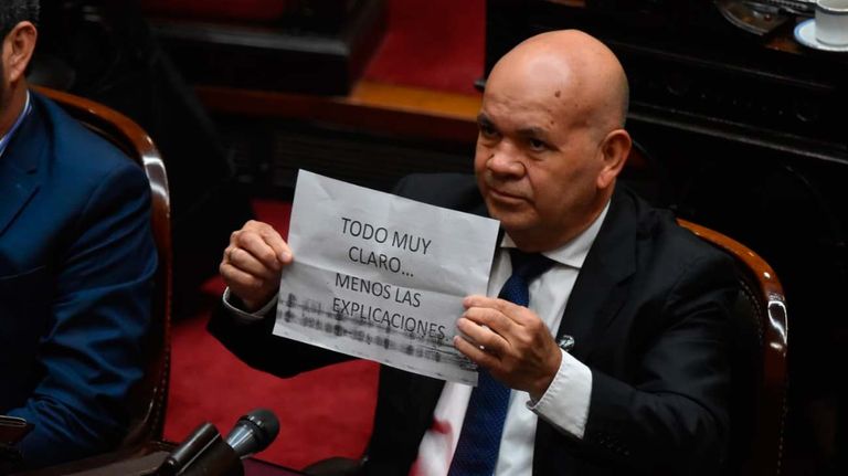 El diputado peronista Aldo Leiva intentó acercarse a Manuel Adorni pero fue interceptado por legisladores de La Libertad Avanza
