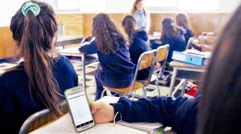 El uso del celular estará prohibido en las aulas bonaerenses.