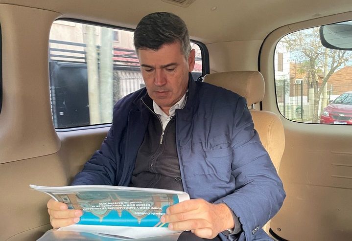Daniel Passerini leyendo una carpeta