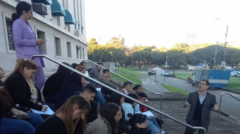 Profesores de la UBA dictaron clases al aire libre 20240404
