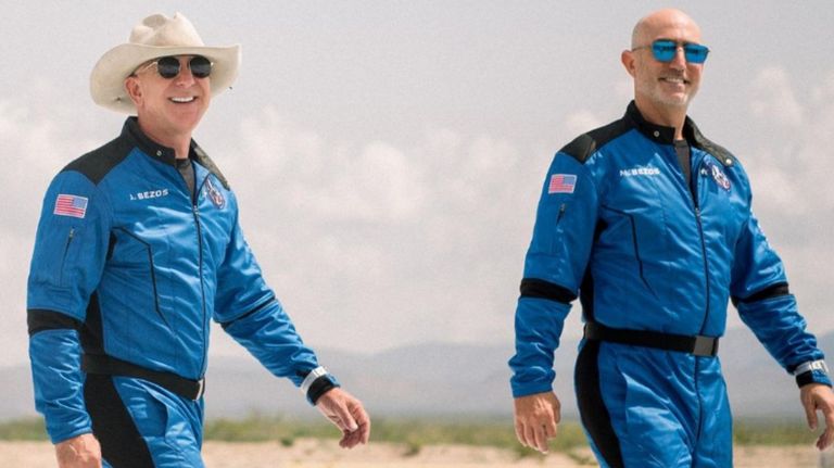 Jeff Bezos junto a su hermano Mark antes de viajar al espacio