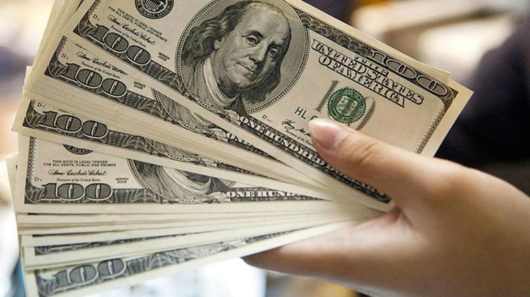 El dólar blue cerró levemente al alza este 16 de febrero mientras que los financieros siguen mermando