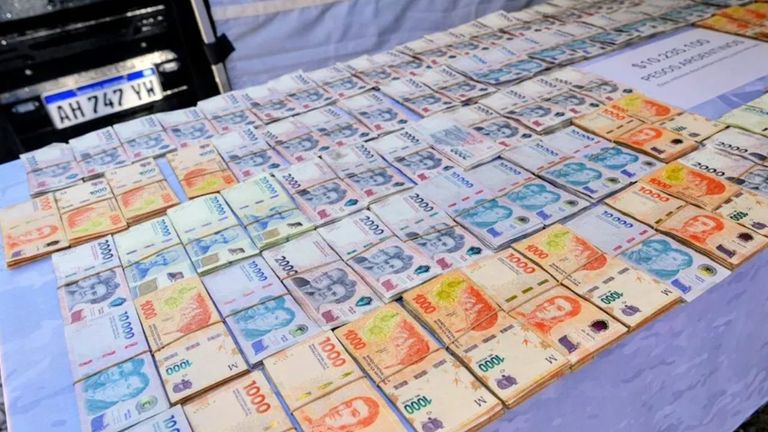Secuestraron un arsenal enterrado en barriles durante tres allanamientos en Santa Fe