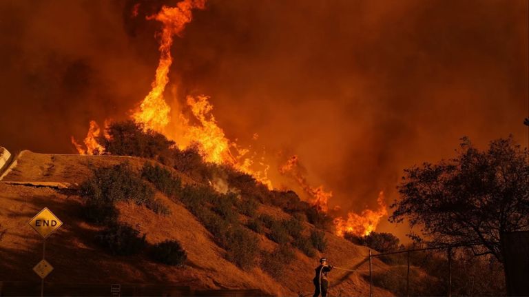 Compañía eléctrica dice que pagará indemnizaciones por incendio de Los Ángeles