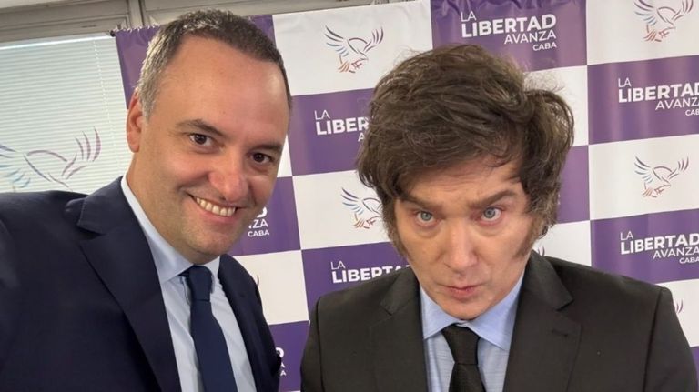 Manuel Adorni y Javier Milei