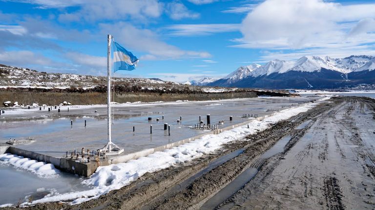 El lugar donde se emplazará la base en el sur. Quirno y Presti blanquearon la buena relación que cultivan con el gobernador fueguino.