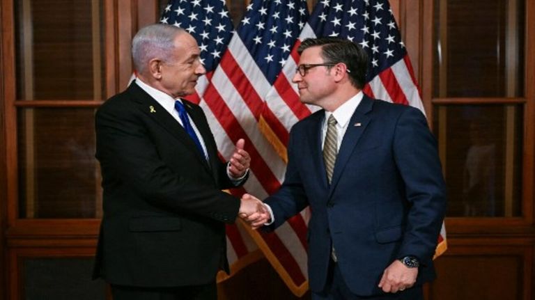 El presidente de la Cámara de Representantes de EE.UU., Mike Johnson, saluda al primer ministro israelí, Benjamin Netanyahu