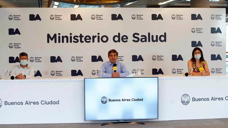 personas mayores vacunandose 20210303