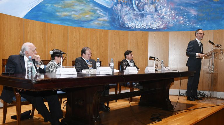 Balbín exponiendo en el Salón Azul de la Facultad de Derecho
