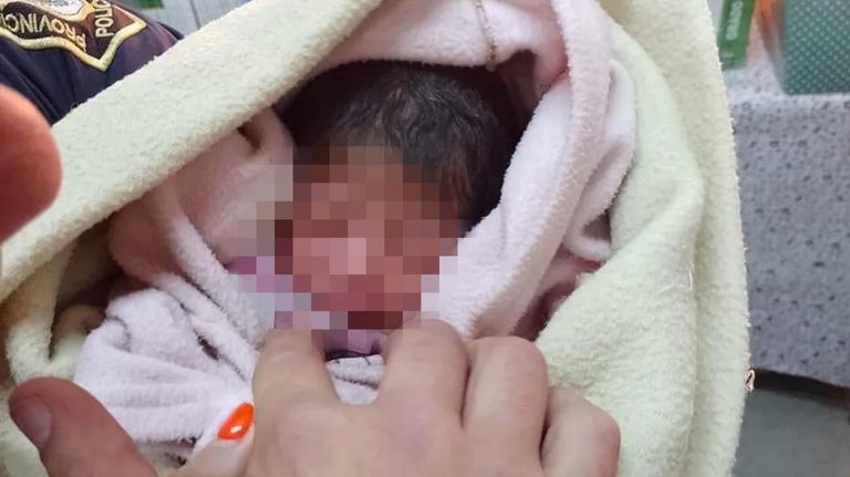 Bebé encontrado dentro de un bolso en la puerta de un colegio