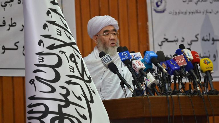 Mohammad Sharif, el líder supremo de los talibanes en Afganistán, este sábado 7 de mayo al anunciar las nuevas restricciones a las mujeres.