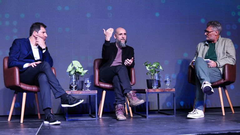 Eduardo Bittar y Juan Santiago junto a Jon Hernández